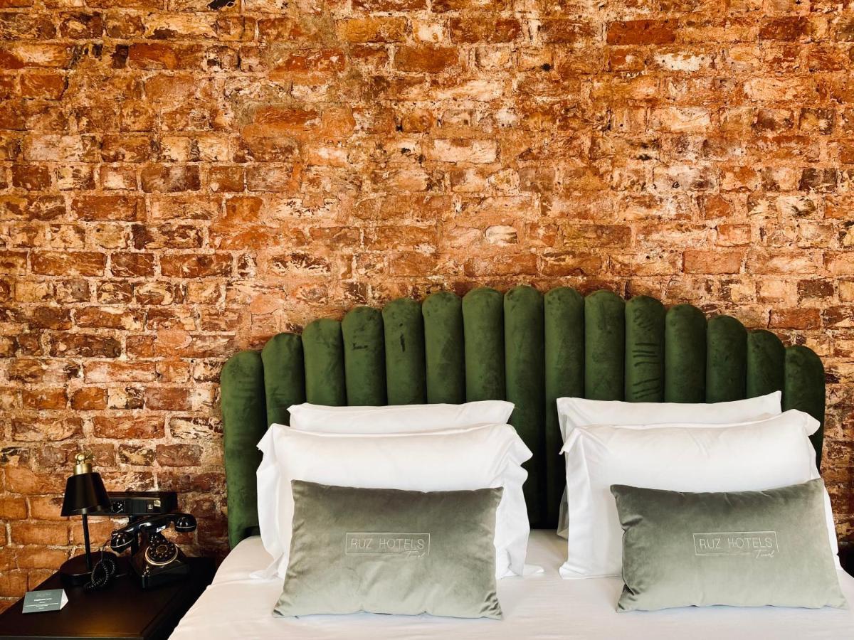 Ruz Hotels Istanbul Exterior photo A bed with a green headboard
