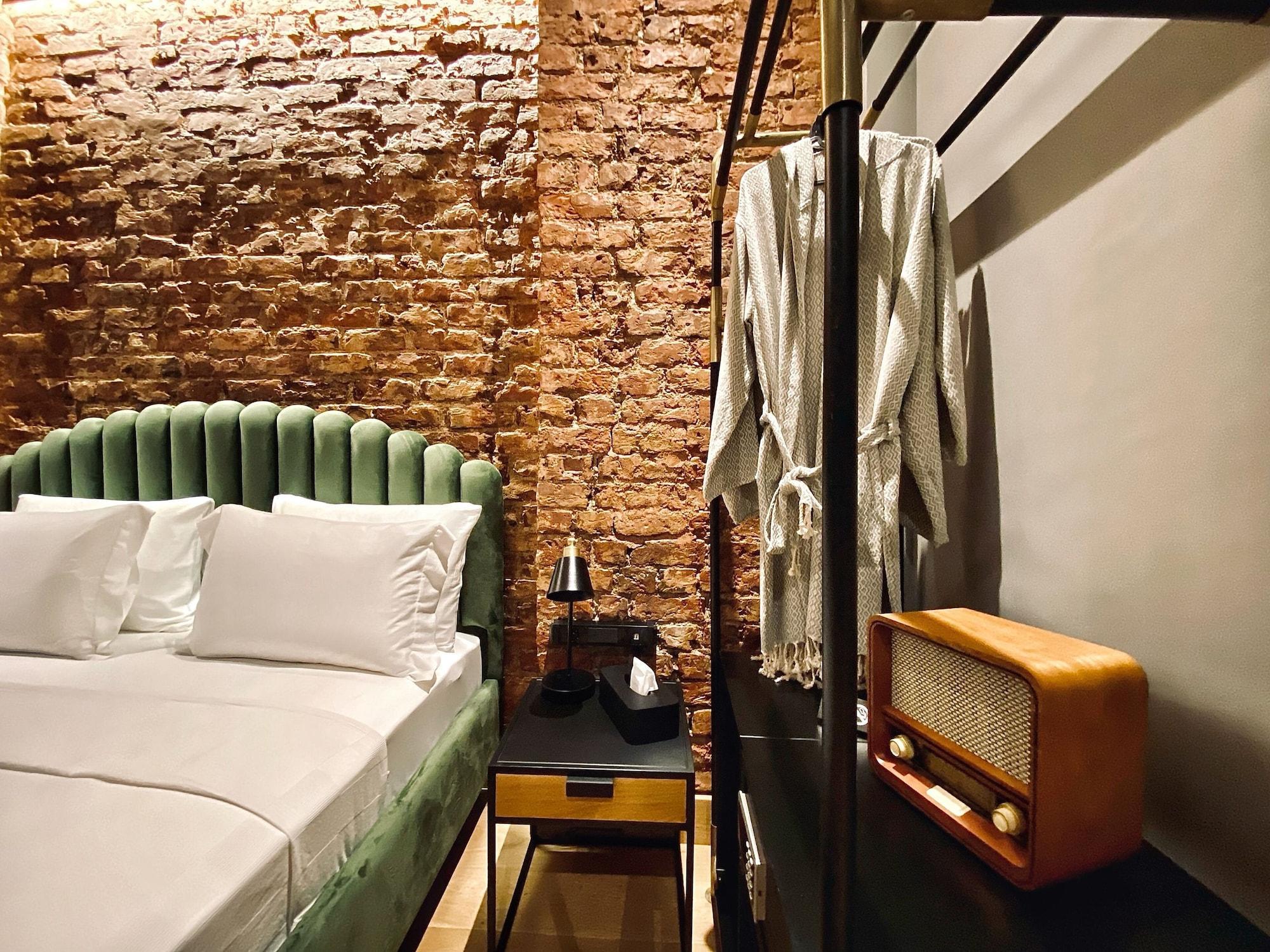 Ruz Hotels Istanbul Exterior photo A room at the hotel