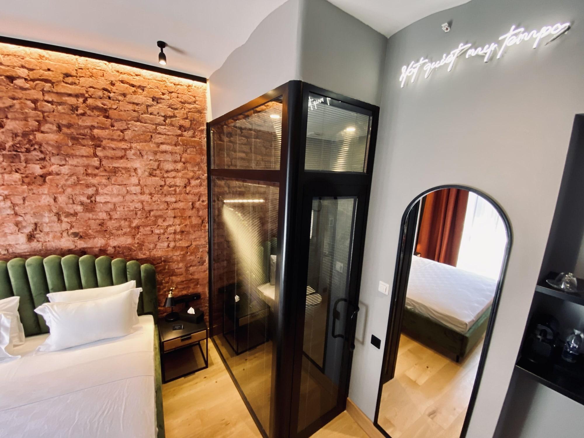 Ruz Hotels Istanbul Exterior photo A room at the hotel